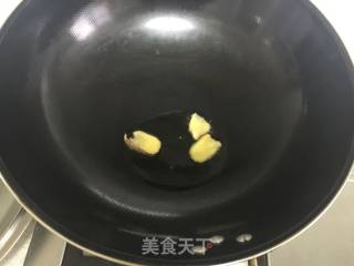 红烧鲫鱼的做法步骤：2