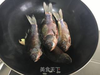 红烧鲫鱼的做法步骤：3