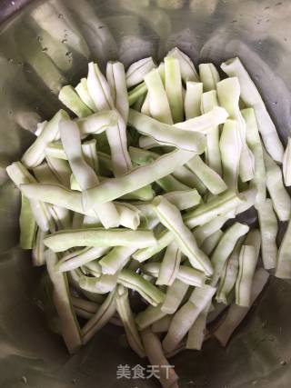 红烧肉炖豆角的做法步骤：1