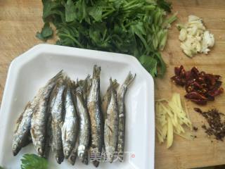 芹菜小麻鱼的做法步骤：2