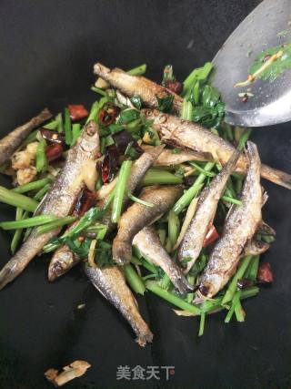 芹菜小麻鱼的做法步骤：5