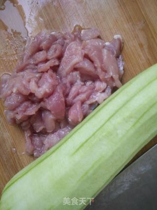 瘦肉炒丝瓜的做法步骤：1