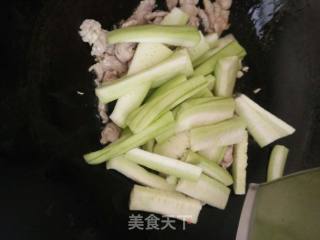 瘦肉炒丝瓜的做法步骤：3
