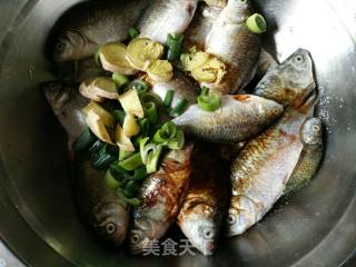 香煎小鲫鱼的做法步骤：1