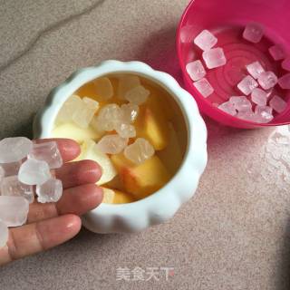 黄桃雪梨炖冰糖的做法步骤：3