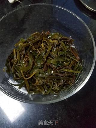 海带丝拌素鸡翅的做法步骤：1
