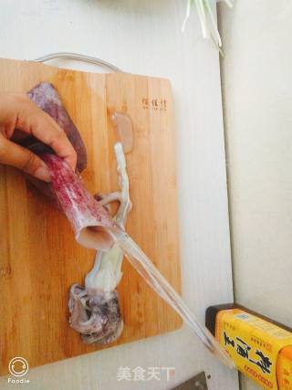 蒜香爆炒鱿鱼的做法步骤：2