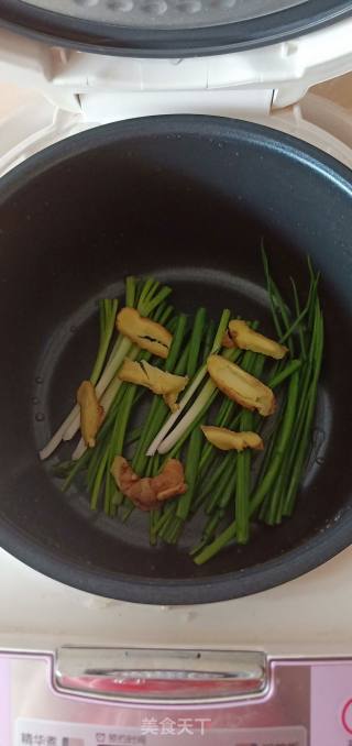 电饭煲烤鸡的做法步骤：1