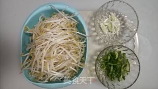 孜然炒绿豆芽的做法步骤：1