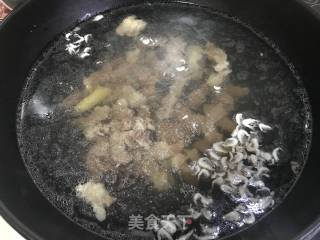 牛肉炖萝卜的做法步骤：1