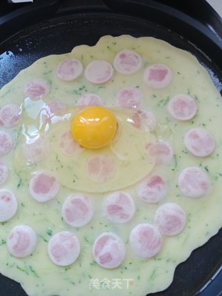 金枪鱼肠鸡蛋饼的做法步骤：8