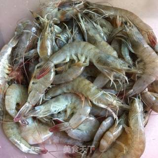糖醋大虾的做法步骤：1