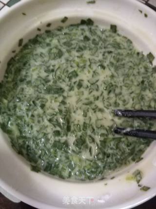 白菜叶煎饼的做法步骤：2