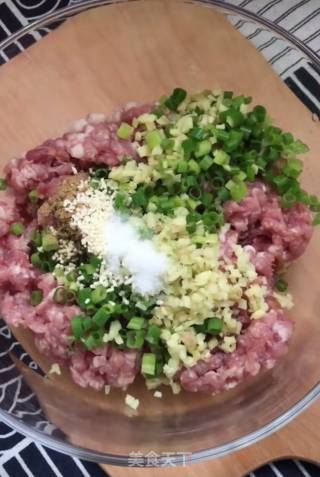 蒸胡萝卜肉丸的做法步骤：2