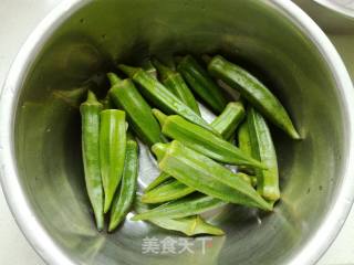 秋葵炒肉的做法步骤：1