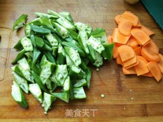 秋葵炒肉的做法步骤：2