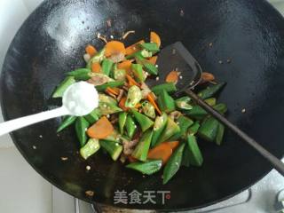 秋葵炒肉的做法步骤：9