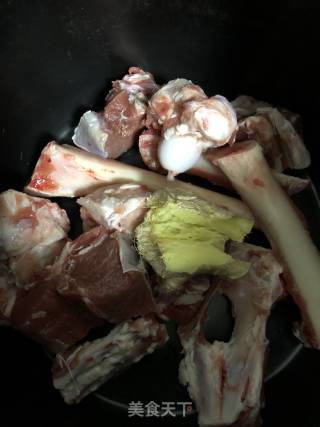【兔子爱厨房·中秋家宴】羊骨萝卜汤的做法步骤：1