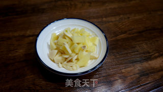 香辣五花肉炒杏鲍菇的做法步骤：3