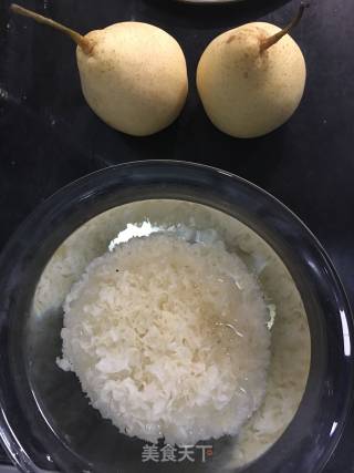 银耳雪梨汤的做法步骤：1