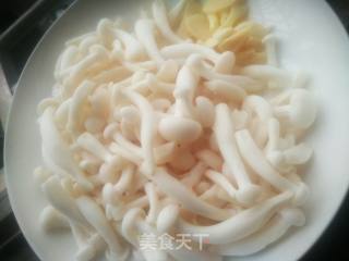 白玉菇炒鸡肉的做法步骤：3