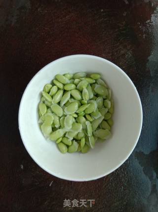 土豆毛豆炒鸡蛋干的做法步骤：1