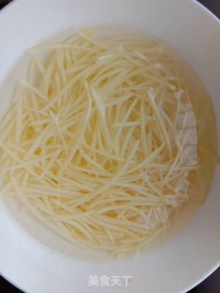 土豆毛豆炒鸡蛋干的做法步骤：3