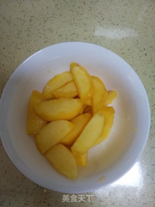 黄桃糖水罐头的做法步骤：2