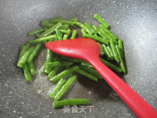 咸鸭蛋香干炒梅豆的做法步骤：4