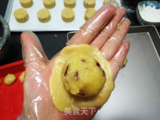 椰蓉蔓越莓月饼的做法步骤：11