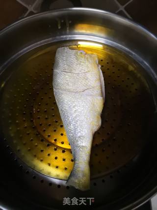 清蒸黄花鱼的做法步骤：1