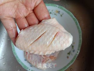 蜜汁鸡翅的做法步骤：1