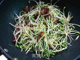 腊肉炒豆芽的做法步骤：7