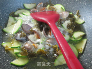 雪菜圆蛤西葫芦汤的做法步骤：3
