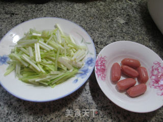 烤香肠炒韭菜芽的做法步骤：1