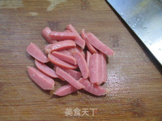 烤香肠炒韭菜芽的做法步骤：2