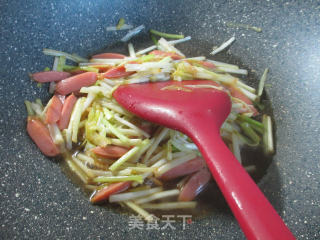 烤香肠炒韭菜芽的做法步骤：8