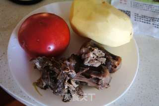 牛尾骨炖土豆的做法步骤：1