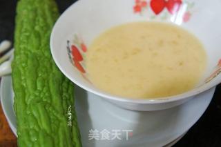 鸵鸟蛋炒苦瓜的做法步骤：1