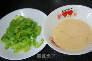 鸵鸟蛋炒苦瓜的做法步骤：4