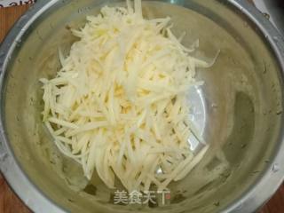 土豆丝饼的做法步骤：1