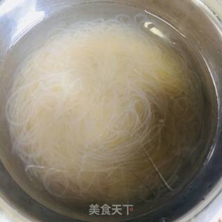 大白菜五花肉烧粉丝的做法步骤：2