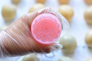 奶黄流心月饼的做法步骤：21