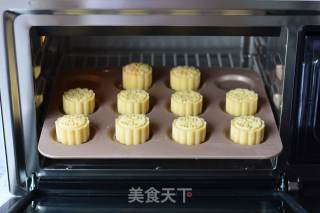 奶黄流心月饼的做法步骤：23