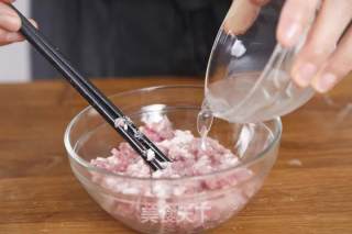 鲜肉月饼丨层层叠叠的酥皮丰腴的肉汁的做法步骤：2