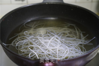 菌菇闸蟹汤粉的做法步骤：3