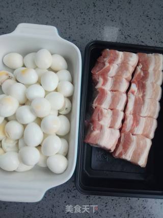 红烧肉鹌鹑蛋的做法步骤：1