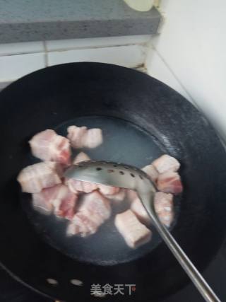 红烧肉鹌鹑蛋的做法步骤：2