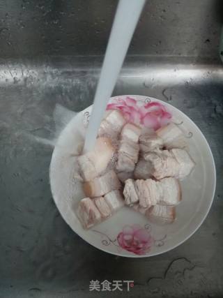 红烧肉鹌鹑蛋的做法步骤：3