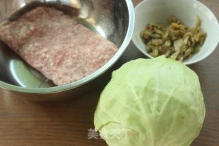 包菜肉饺子的做法步骤：1